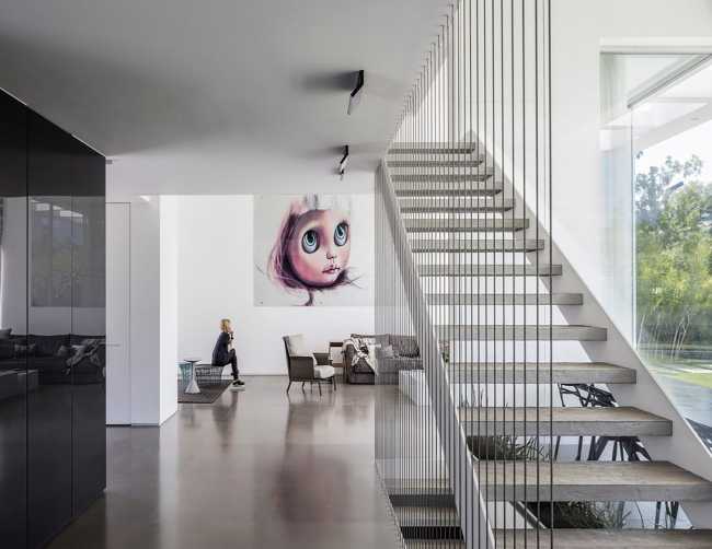 Scala interna minimal di una villa